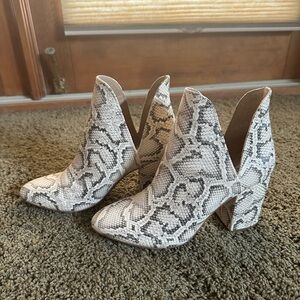 Steve Madden Snakeskin Booties size 9.5 Like New